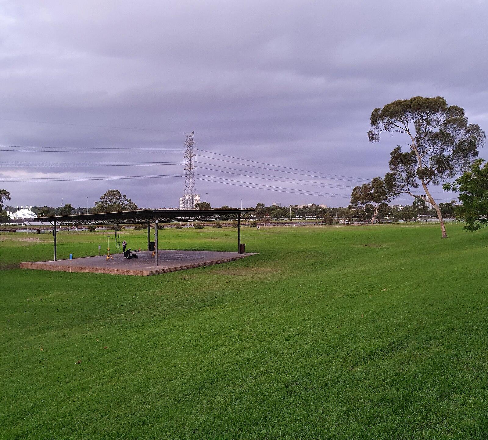 Footscray Park at dusk, Apr 2020 11