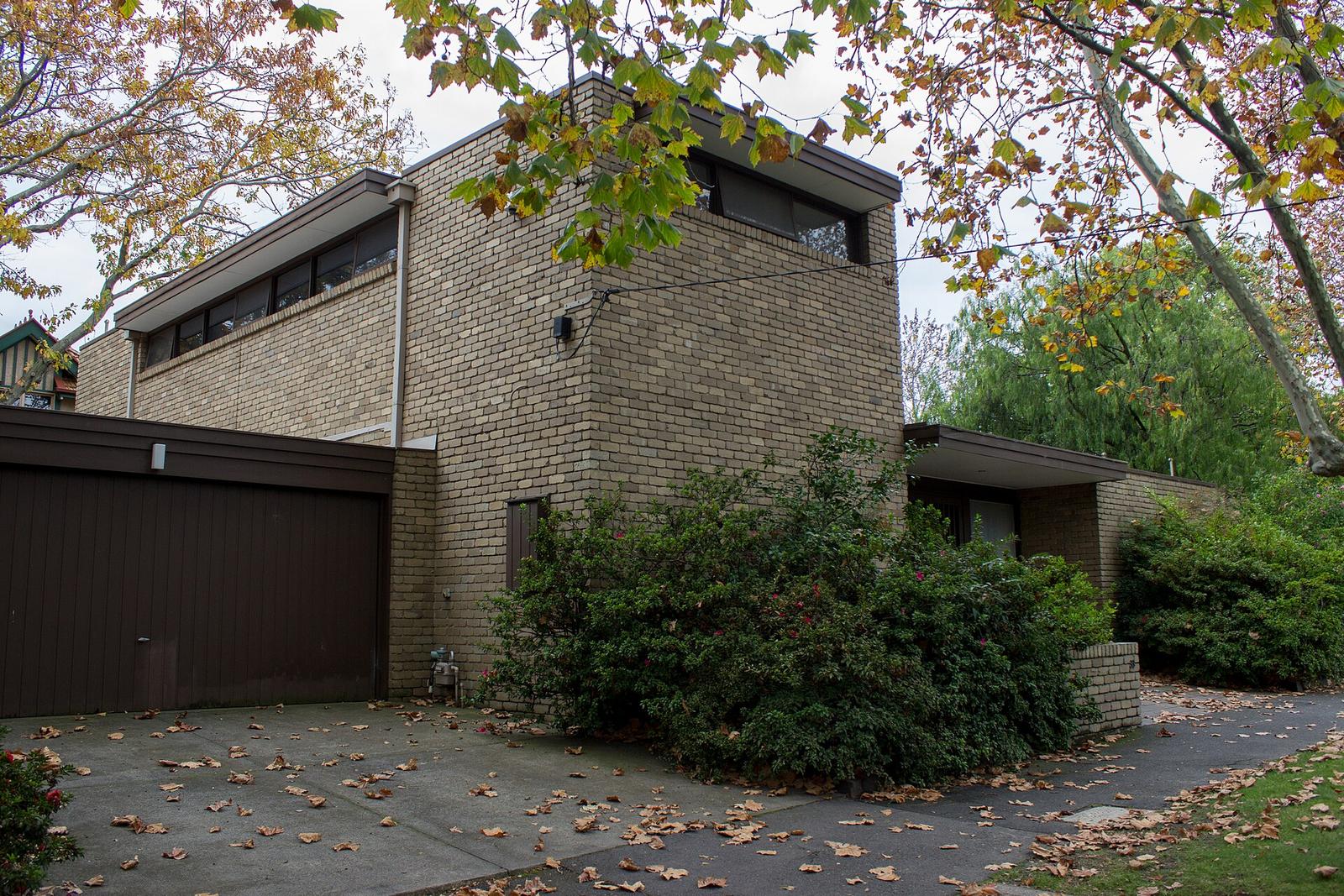 Modernist house at 33 Prospect Hill Road in Camberwell, Melbourne