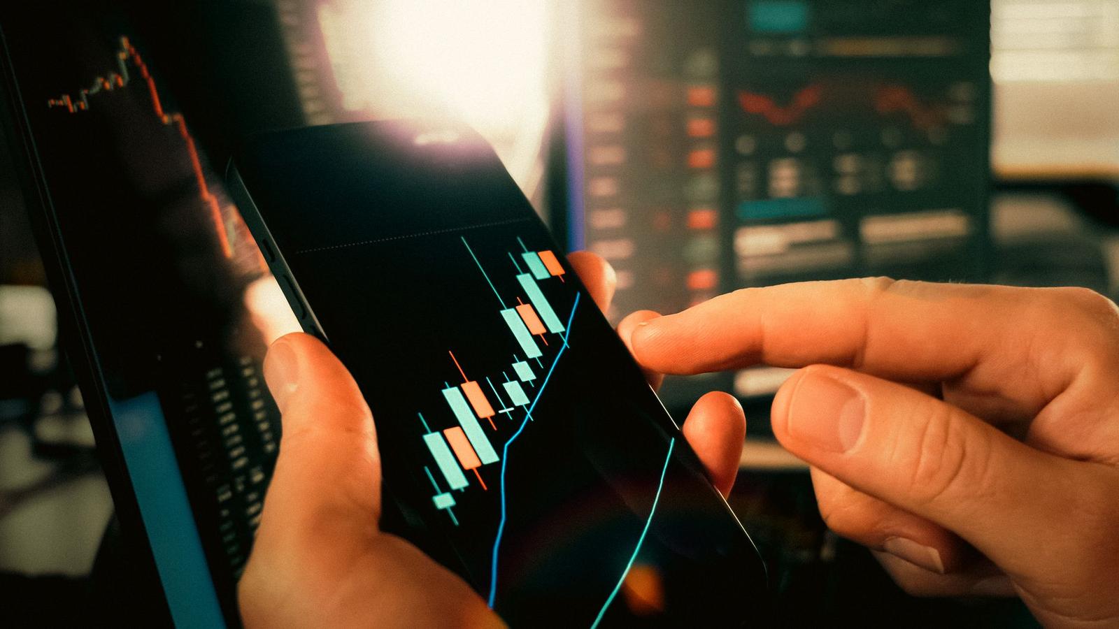 Analyzing Financial Market Data on Smartphone