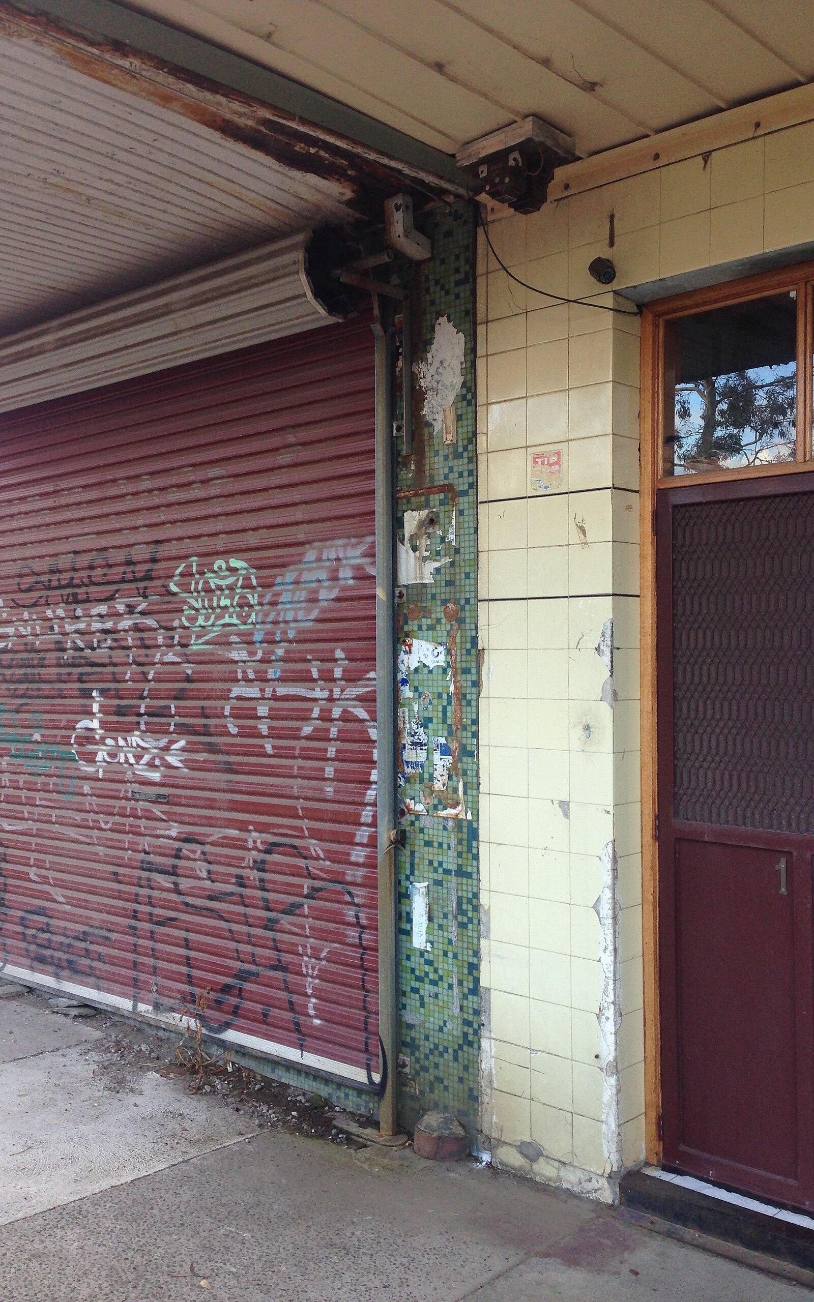 Abandoned shops at Paisley, Altona North
